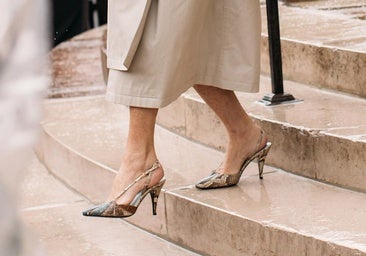 Piernas hinchadas en verano a los 50: esto es lo que hay que ponerse